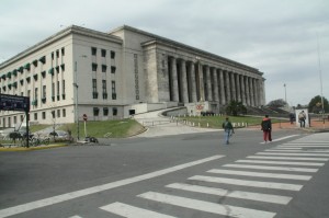 Uni an der Plaza de los Naciones Unidos