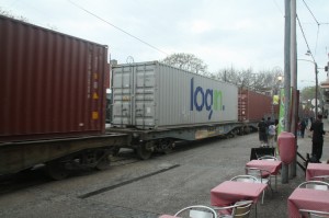 Da rollen die Container und der Boden bebt